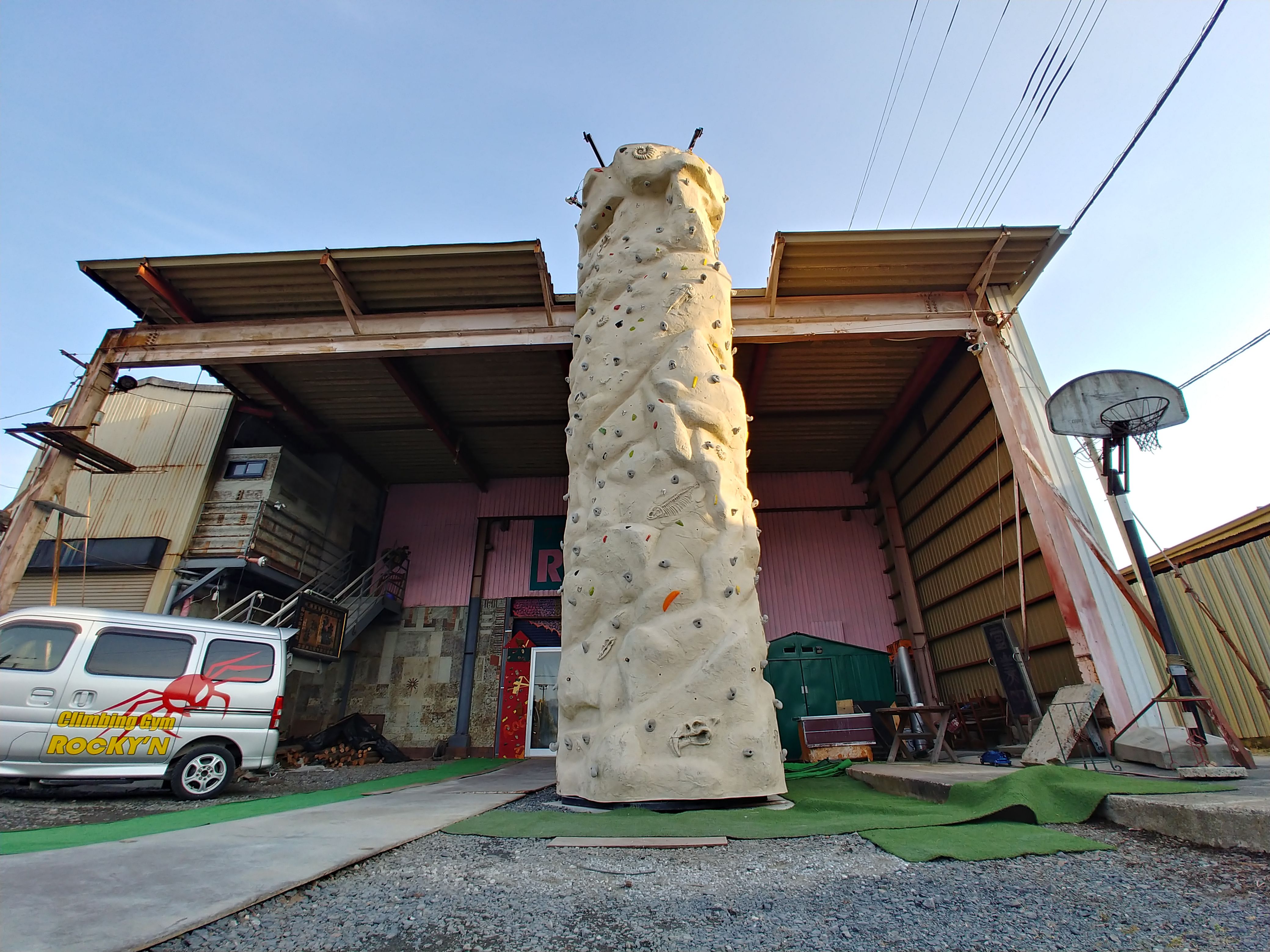 ROCKY’Nの建物前に立つ屋外ロープ壁エクスカリバー